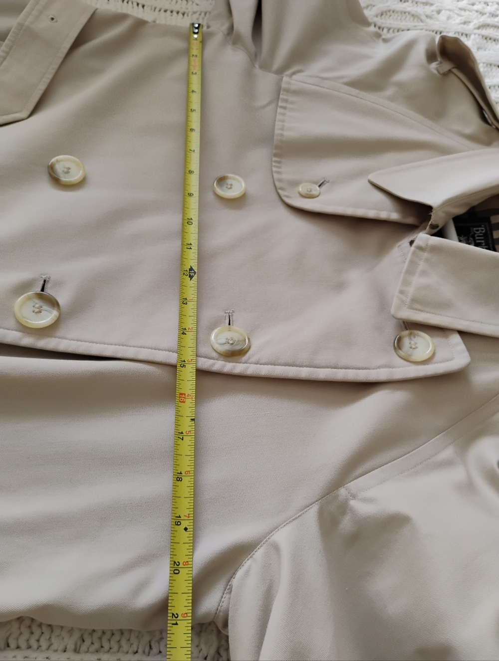 Vintage Burberry Classic Beige Trench Coat - Timeless Women's Outerwear - Picture 16 of 16